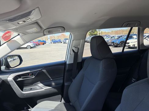 Used 2019 Toyota RAV4 LE AWD/4WD image 11