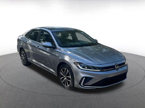 Used 2025 Volkswagen Jetta SE image 1