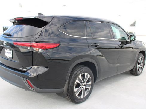 Certified 2022 Toyota Highlander XLE image 3