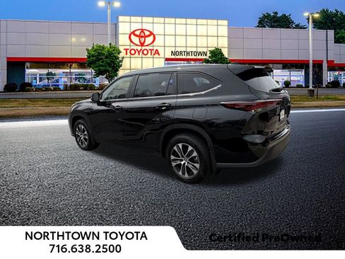 Used 2026 Toyota Highlander XLE AWD/4WD image 2