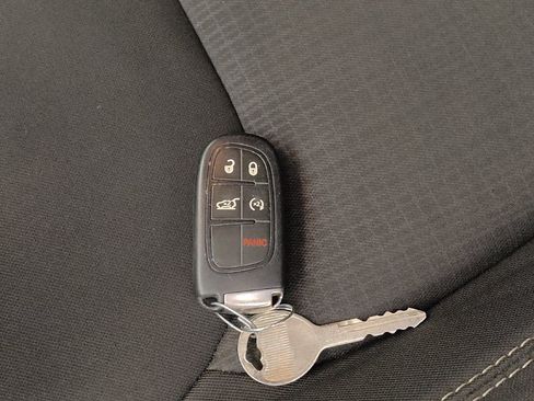 Used 2015 Jeep Cherokee Latitude w/ Comfort/Convenience Group FWD image 32