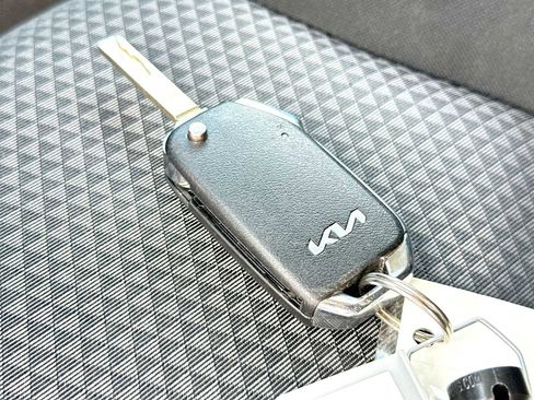 Used 2025 Kia Soul LX w/ LX Technology Package FWD image 29