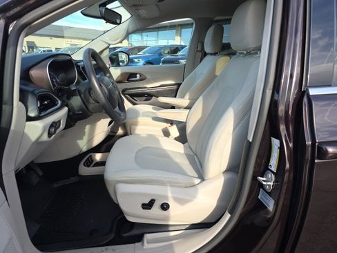 Used 2017 Chrysler Pacifica Touring image 11