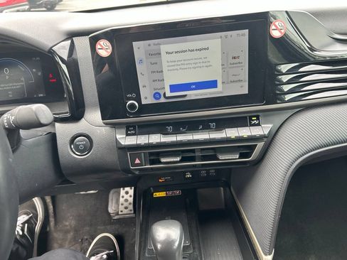 Used 2025 Toyota Camry SE FWD image 3