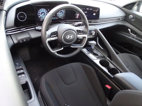 Certified 2025 Hyundai Elantra SEL FWD image 7