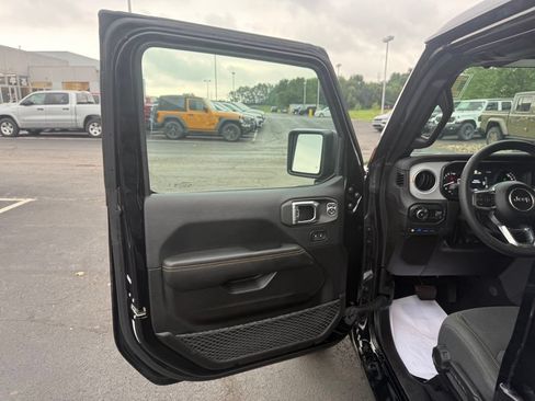 Used 2025 Jeep Wrangler Unlimited Sahara w/ Safety Group AWD/4WD image 16