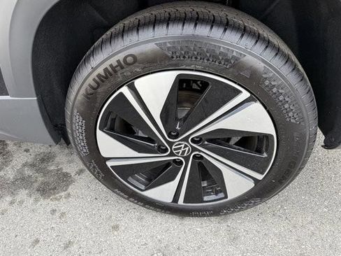 New 2025 Volkswagen Taos SE image 13