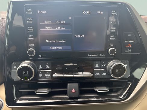 Used 2020 Toyota Highlander XLE FWD image 16