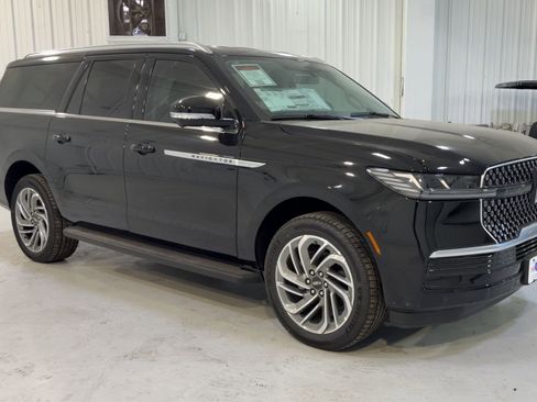 New 2026 Lincoln Navigator L Premier image 3