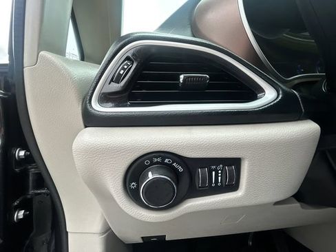 Used 2023 Chrysler Voyager LX FWD image 16