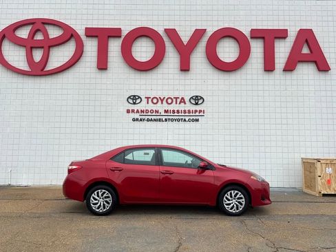 Used 2017 Toyota Corolla LE image 4