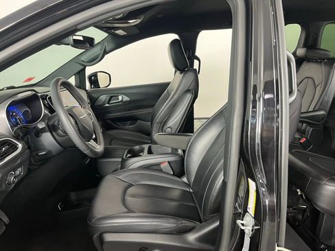 Used 2025 Chrysler Pacifica Select FWD image 26