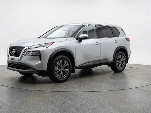 Used 2025 Nissan Rogue SV FWD image 3
