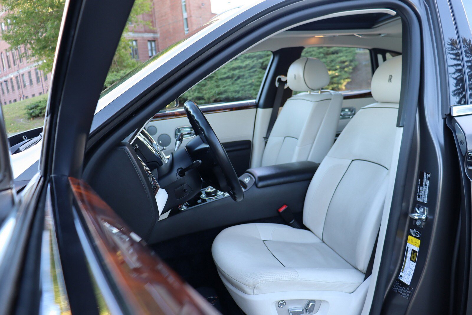 Used 2014 Rolls-Royce Ghost RWD image 13