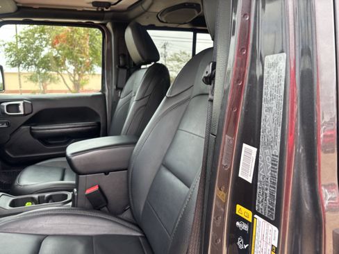 Used 2023 Jeep Gladiator Sport AWD/4WD image 11