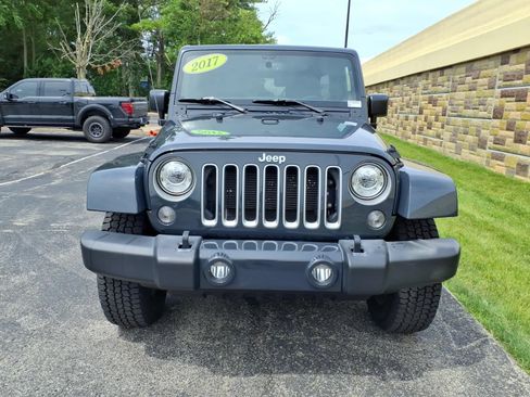 Used 2017 Jeep Wrangler Unlimited Sahara w/ Connectivity Group AWD/4WD image 3