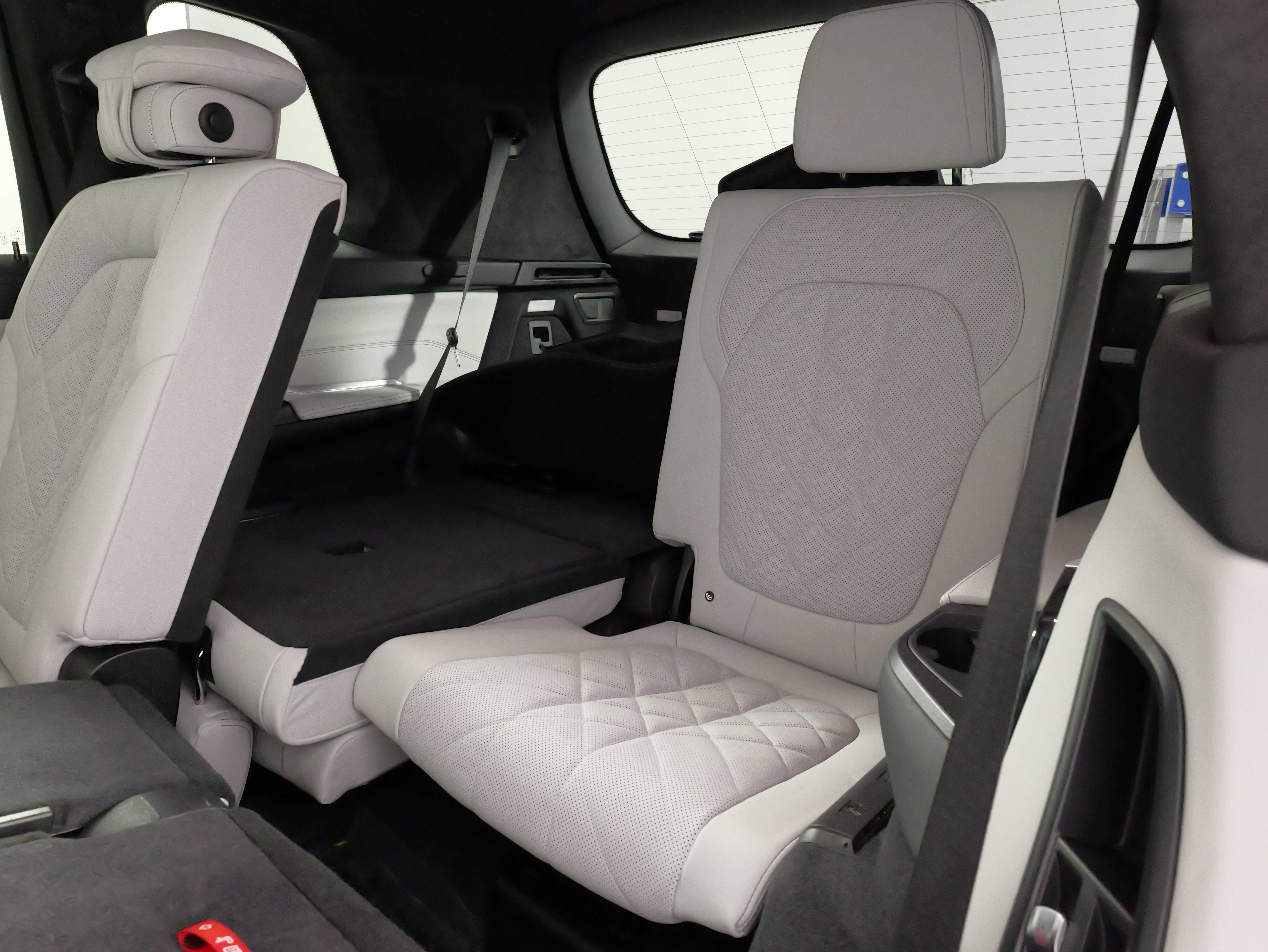 Used 2024 BMW X7 xDrive40i w/ M Sport Package AWD/4WD image 37