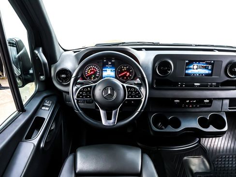 Used 2022 Mercedes-Benz Sprinter 2500 image 6