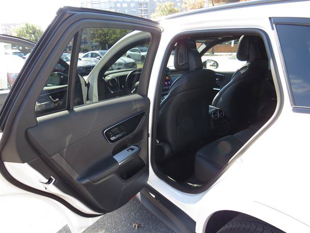 Used 2025 Mercedes-Benz GLC 350e 4MATIC w/ AMG Line image 22