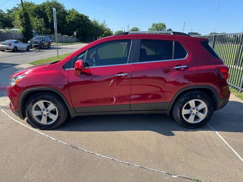 Used 2019 Chevrolet Trax LT w/ LT Convenience Package FWD image 2