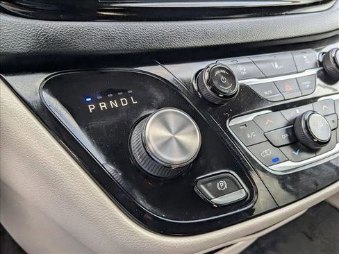 Used 2022 Chrysler Pacifica Touring-L image 12