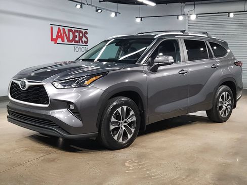 Used 2023 Toyota Highlander XLE AWD/4WD image 3
