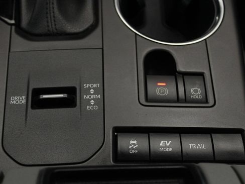 Used 2022 Toyota Highlander LE AWD/4WD image 29