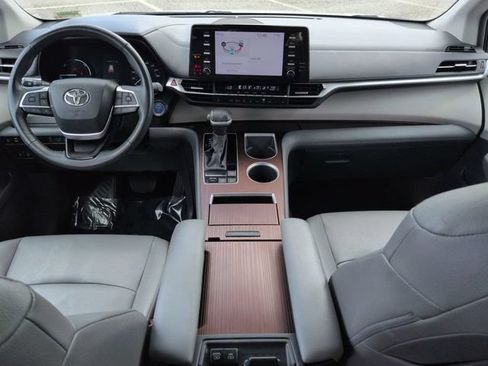 Certified 2024 Toyota Sienna XLE FWD image 15
