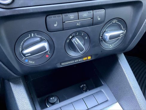 Used 2011 Volkswagen Jetta SE image 32