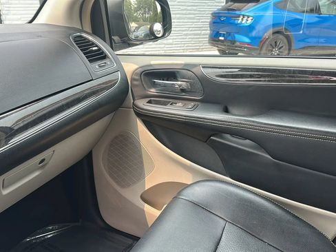 Used 2012 Chrysler Town & Country Touring w/ Entertainment Group #1 FWD image 12