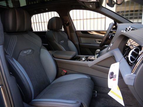 Used 2025 Bentley Bentayga AWD/4WD image 23