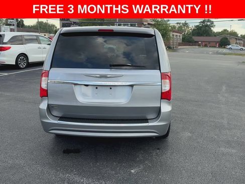 Used 2016 Chrysler Town & Country Touring FWD image 7