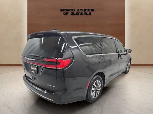 Used 2023 Chrysler Pacifica Touring-L FWD image 6
