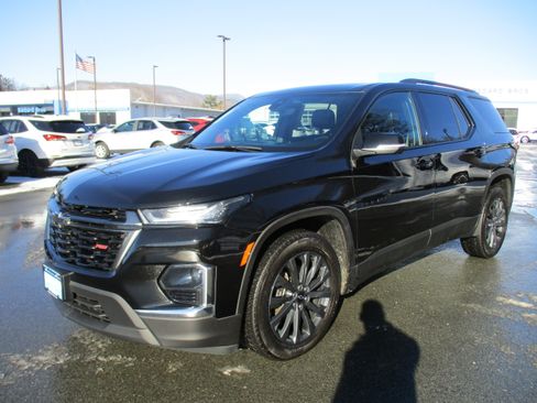 Certified 2023 Chevrolet Traverse RS w/ LPO, Floor Liner Package image 1