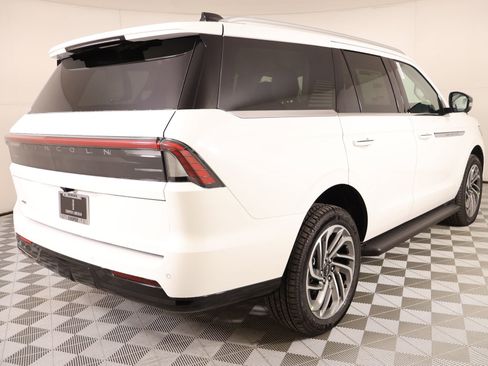 New 2026 Lincoln Navigator Premiere AWD/4WD image 22