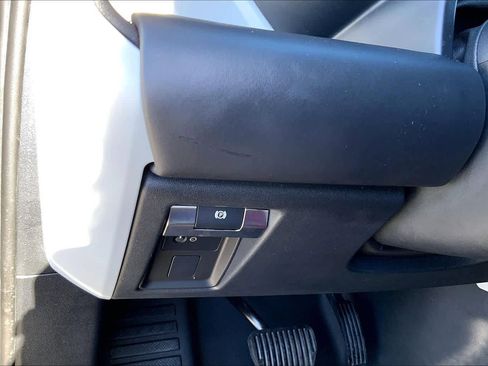 Used 2024 Land Rover Defender 110 SE image 33