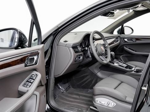 Certified 2026 Porsche Macan AWD/4WD image 7