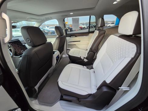 Used 2025 GMC Acadia Denali w/ Super Cruise Package image 8