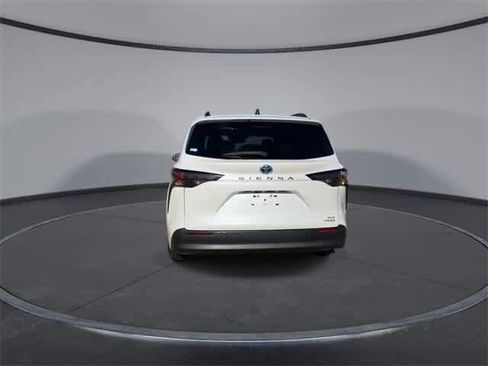 Certified 2023 Toyota Sienna XLE image 7