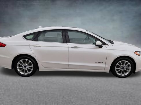 Used 2019 Ford Fusion SE FWD image 2