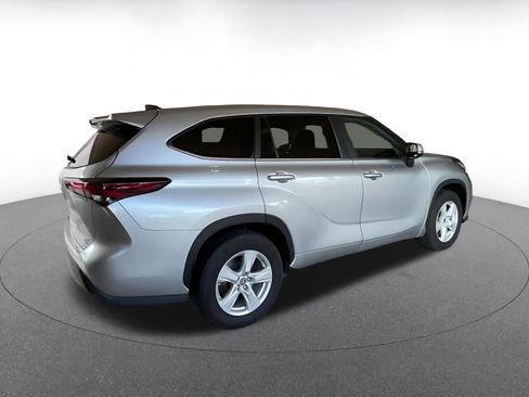Used 2025 Toyota Highlander LE FWD image 15