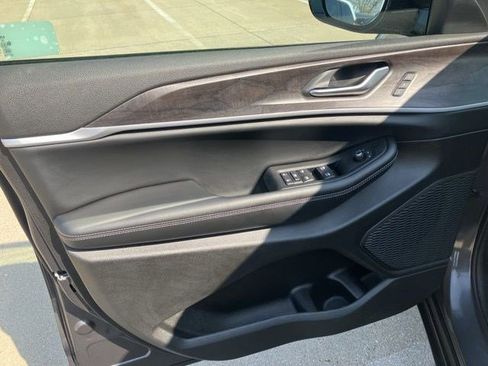 Certified 2025 Jeep Grand Cherokee Limited w/ Trailer Tow Package image 9