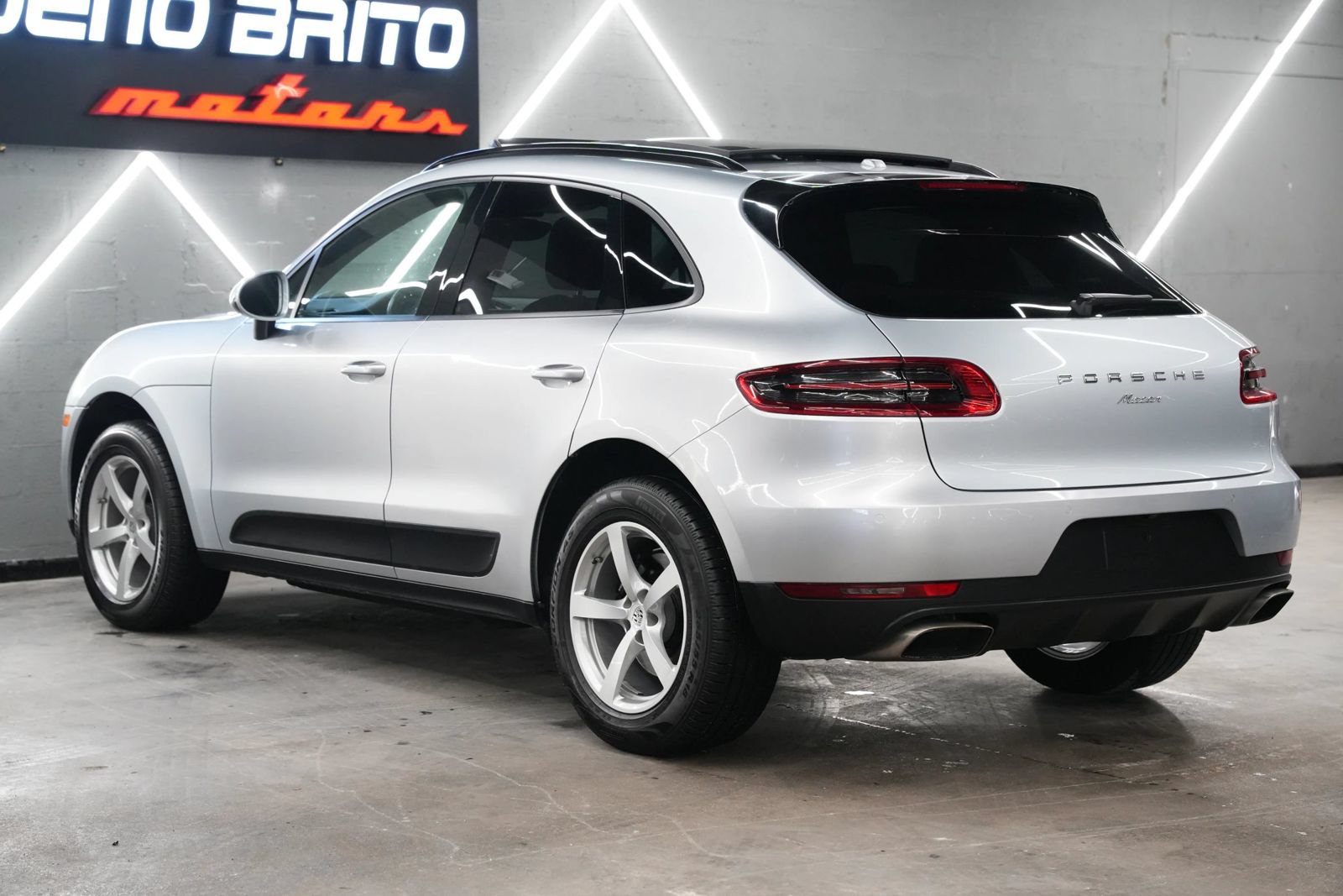 Used 2018 Porsche Macan Sport Edition AWD/4WD image 24