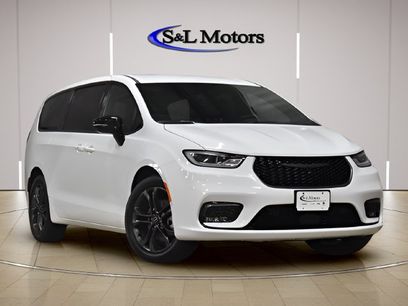 New 2026 Chrysler Pacifica Select