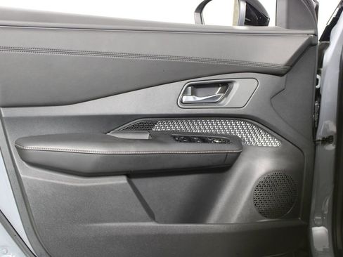 Used 2024 Nissan Ariya VENTURE+ image 7