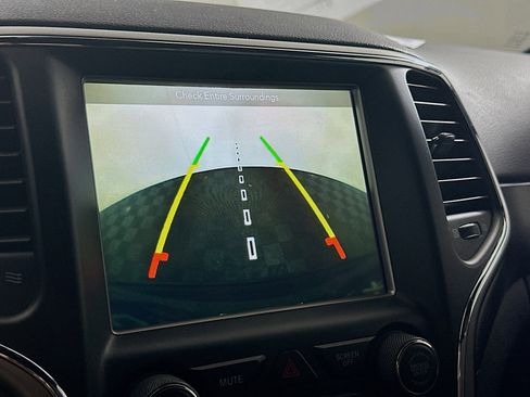 Used 2018 Jeep Grand Cherokee Laredo image 22