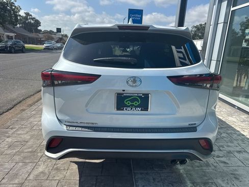 Used 2022 Toyota Highlander XSE FWD image 5
