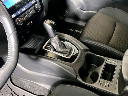 Used 2017 Nissan Rogue SV w/ SV Premium Package image 13