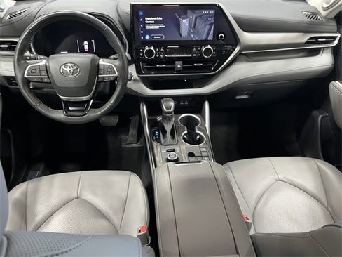Used 2023 Toyota Highlander Limited image 20