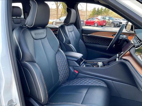 Used 2025 Jeep Grand Cherokee Summit w/ Obsidian Package image 8